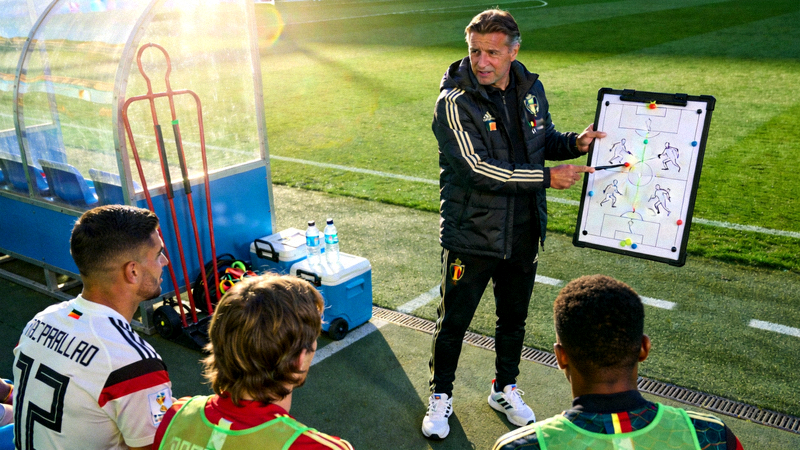 前职业球员在训练场分析世界杯球员技术特点